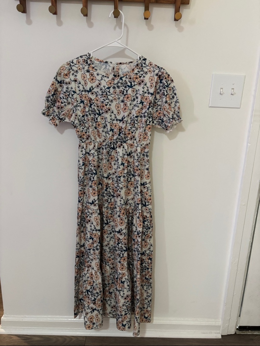 Floral Short-Sleeve Midi Dress in Cream and Peach